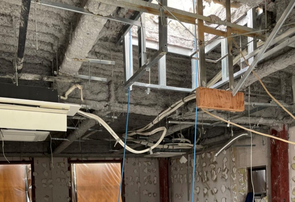 画像：屋上外機と回収機器回収ホースにて接続